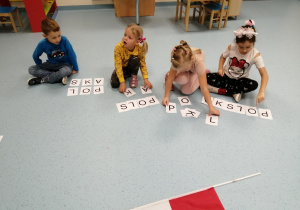 01 Dzieci układają literki